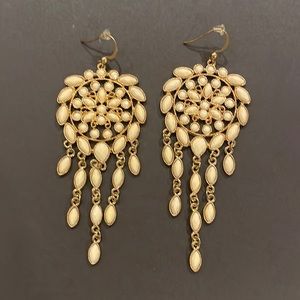 NEW 🌸 Gorgeous cream and gold earrings